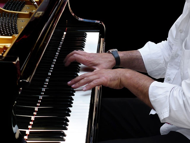 ピアノを弾く男性の手