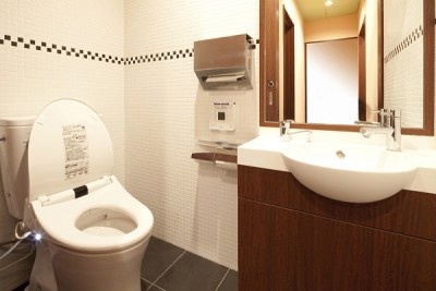 「痔なので」「お尻に水が当たると違和感が」トイレでウォシュレットを使う女性は約〇割！