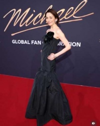 米倉涼子、ベルリンで圧巻の存在感!!美背中際立つブラックドレス姿公開