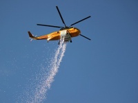 高度から消火剤を投下、新たな空中消火システムで夜間の消火が可能に（イスラエル）