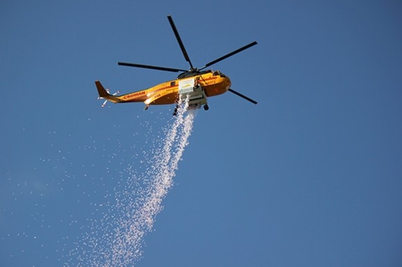 高度から消火剤を投下、新たな空中消火システムで夜間の消火が可能に（イスラエル）