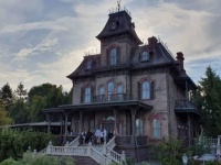 ディズニーランドからウサギの穴まで。遺体が発見された8つの奇妙な場所