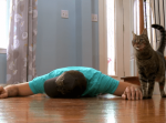 愛猫の前で死んだフリをしてみた飼い主さん。すると予想だにしない反応に・・・！？