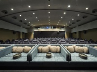映画館にベッドがある...！（画像は新所沢レッツシネパークより提供）