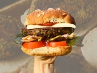 代替肉は海から採取。昆布を使って作る昆布肉バーガー（アメリカ）