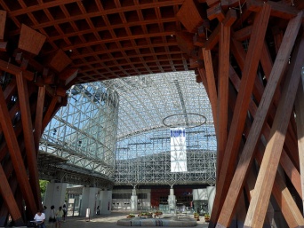 北陸新幹線開業を目前に控えた金沢駅（izunaviさん撮影、Flickrより）