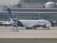 羽田空港国際線ターミナル前に駐機するエアバス製A380のデモ機