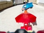 ミニカーがお手製コースで大爆走！　激しすぎるスタントを見逃すな！