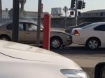 【恐怖】信号待ち中の交差点で狂った車が大暴れ…