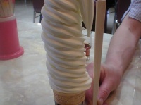 マルカン百貨店大食堂の特大ソフトクリーム（EMPEXさん撮影,Wikimedia Commons