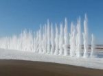 中国とロシアの間にある大きな川の氷を爆破して破壊するシーンが壮観。