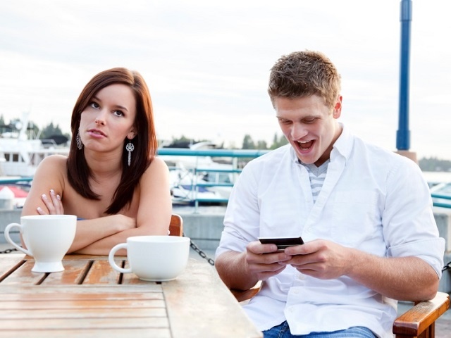 暇つぶし、浮気・・・男性がデート中にスマホを離さない4つの心理