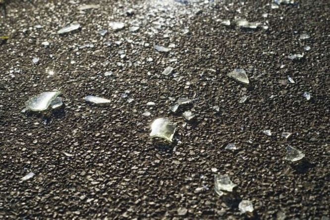 粉々のガラスが道いっぱいに...（画像はイメージ）