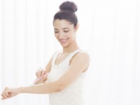 え、カミソリで!?　バストトップのムダ毛を剃ってる女子●●％