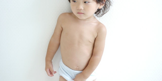 おむつパンツの子供