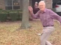 89歳のおじいさんは、大好きな孫を見送るために今でも手を振りながら走り続ける（アメリカ）