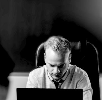 （C） Velimir Isaevich / Shtterstock