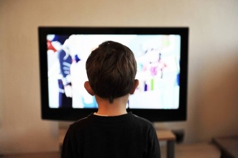 テレビを見続けていた子供への罰として、徹夜でテレビを見続けさせた親が物議をかもす