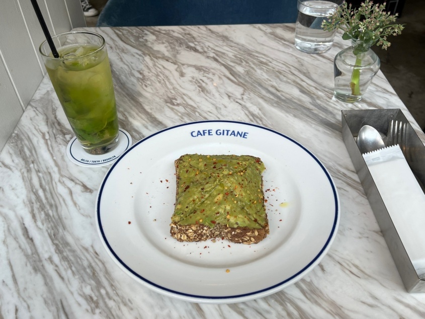 ニューヨーク生まれの「CAFE GITANE」♪ピリッとスパイシーなアボカドトーストが絶品