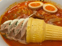 味の想像がつかないけど...　スープの上にソフトクリームを丸ごとドン！斬新すぎるみそラーメンが絶賛される理由とは