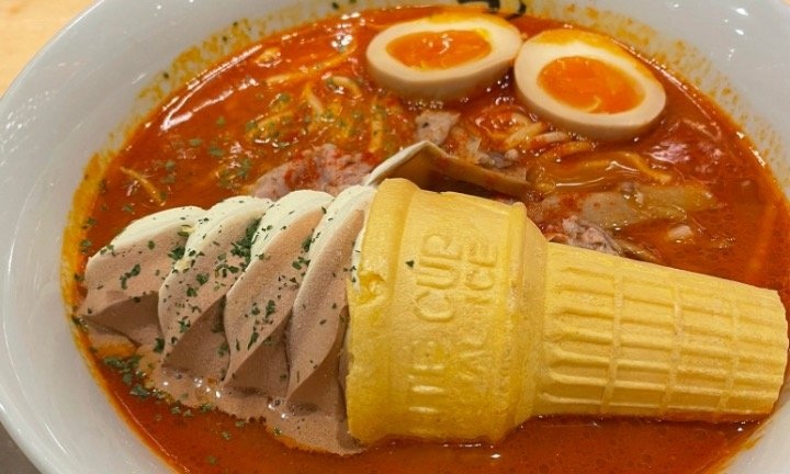 味の想像がつかないけど...　スープの上にソフトクリームを丸ごとドン！斬新すぎるみそラーメンが絶賛される理由とは
