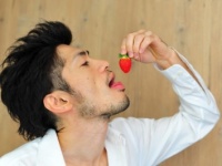 ヒゲが生えている男性とのキスは嫌？　67.9%の女性は……