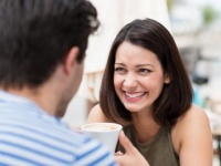 【男女のちがい】好きな異性の目を見て話すことができますか？　できるのは約〇の男女！