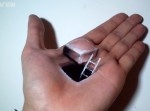 ゲゲッ、手に穴が開いている…