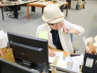 電話取材するT編集長