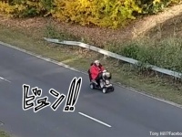 シニアカーで道路を爆走するスーパーおばあちゃんに全英が驚愕