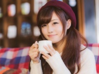 「愛嬌のある女性」VS「クールな女性」、85％の男性が支持したのは……？