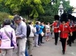 イギリスの近衛兵は邪魔があっても全然止まらない！【証拠映像】