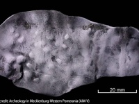 魔王「ベルゼブブ」召喚の文字が記された中世の鉛板がトイレから発見される