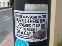 差別的なメッセージは猫で封印にゃ。猫のステッカーで差別を覆うムーブメントが世界各地で発生中