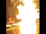 鉄板屋でシェフが大きな炎を上げる⇒　女の子がビックリして…