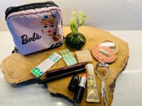 【ポーチの中身】機能派コスメ選びが上手！　教育関係で働く女性のお仕事メイクポーチ