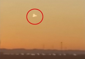 アメリカ、テキサス州の上空に三角形の飛行物体が目撃される。新たな軍事兵器なのか？それとも...
