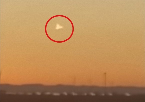 アメリカ、テキサス州の上空に三角形の飛行物体が目撃される。新たな軍事兵器なのか？それとも...