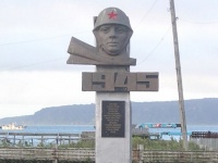 古釜布の旧集落に建つ、ソ連の国後島占領記念碑（「Wikipedia」より）
