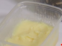 幼虫の脂肪を利用して作られた「昆虫バター」を開発中、そのお味は？（ベルギー）※昆虫出演中
