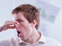 「足がくさい」VS「口がくさい」、男子がガッカリするのは？