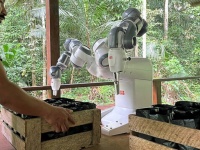 森にたくさんの緑を！コツコツと2本の腕で種を植え、アマゾンの緑化に貢献するロボット