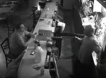 命知らず！？　強盗が銃を向けても平然と座っている男性。