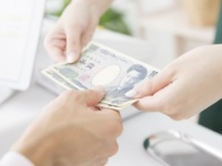 デート中、会計前にトイレに行って男性の行動をチェックしたことある？　ない？