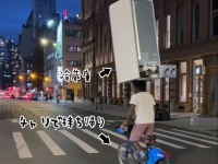 ありのままに今起こったことを話すぜ。頭に冷蔵庫を乗せて自転車で運んでいるヤツがいたんだ