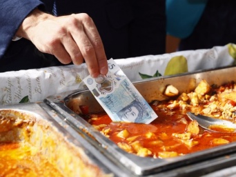 カレーに入れてもだいじょうV。イギリスの新紙幣5ポンドが流通開始。次世代紙幣はプラスティックとなるのか？