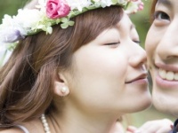 それ、見せつけてるの？　人前で堂々とキスしているカップルについて男性が考えること4つ