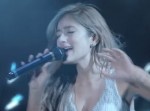 ローラのセクシーな美声にトリハダ！　ＡＩの名曲を熱唱