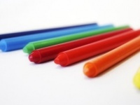 【心理テスト】赤いクレヨンで描きたいものは？　「あなたの目立ちたがり屋度」