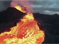 火山噴火口の臨場感あふれる映像を撮影していたドローン、そのまま火山にドボーンと突っ込んでしまう